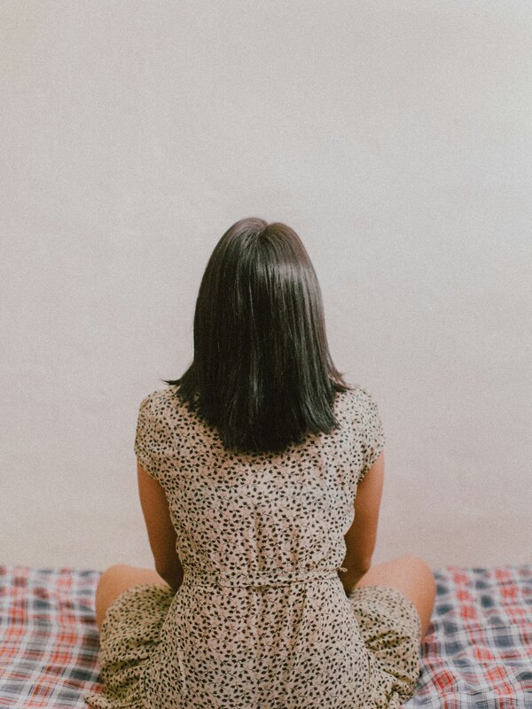 Novia minimalista en borgona