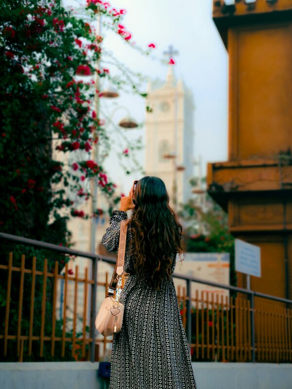 Novia minimalista en tono tierra