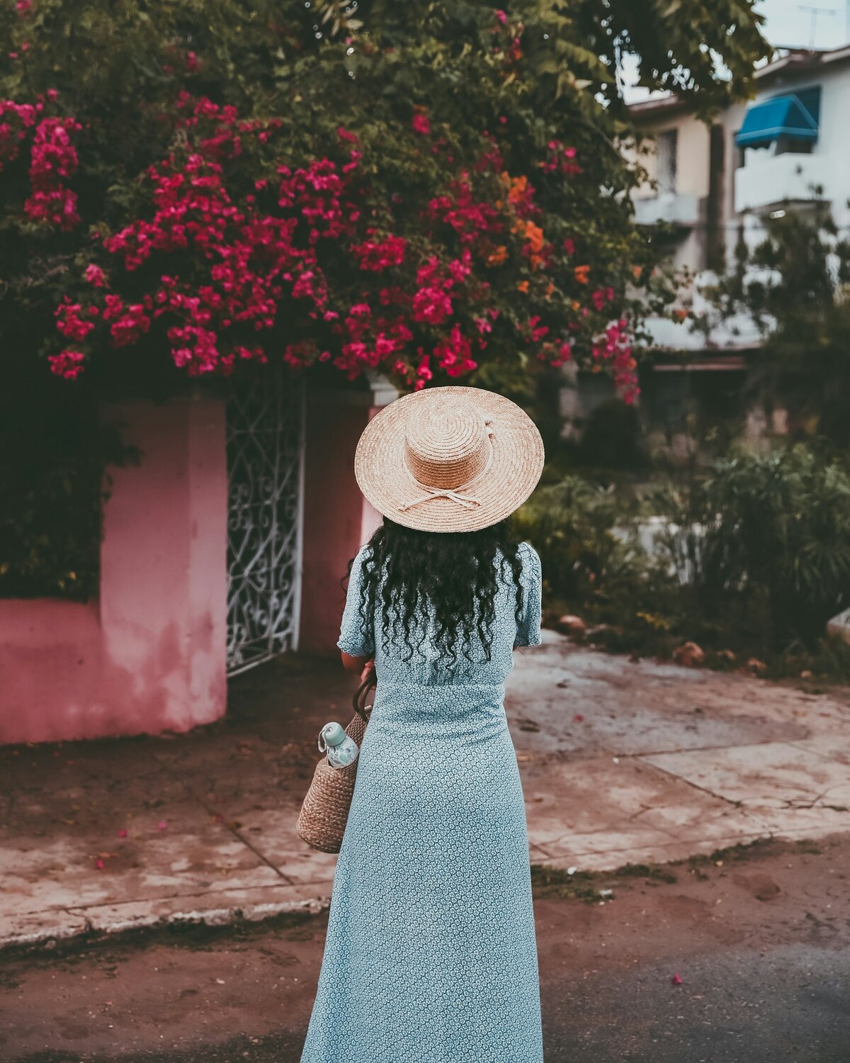 Novia minimalista en tono tierra